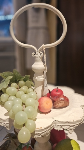 Kovový etažér, biela antik patina, 73cm