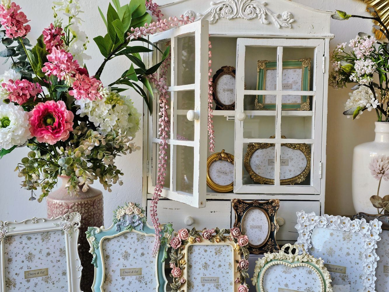 Biela vintage nástenná skrinka so šuplíčkami a háčikmi Stellia - 45*19*71 cm